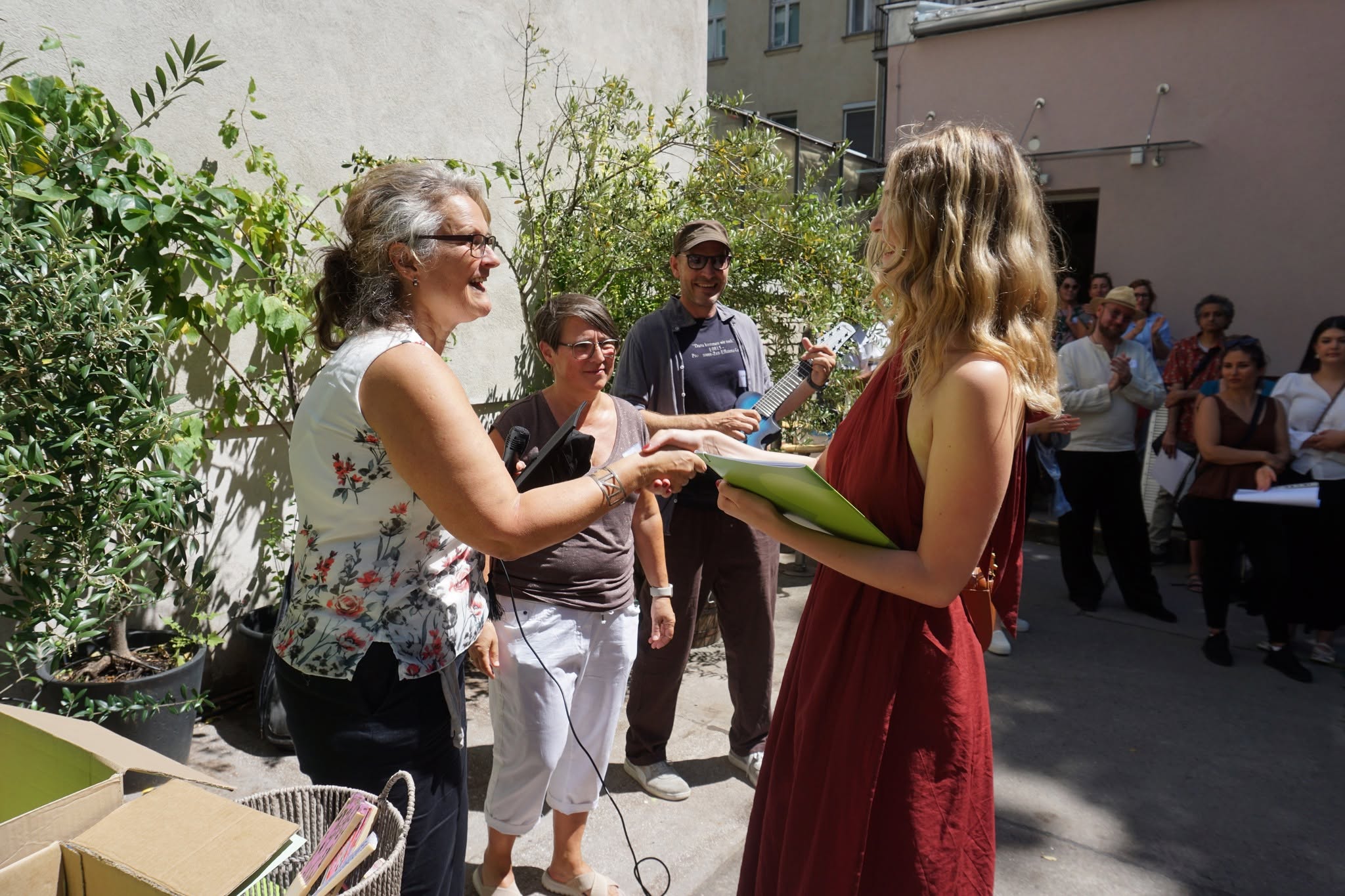Diplomübergabe im Innenhof von modas