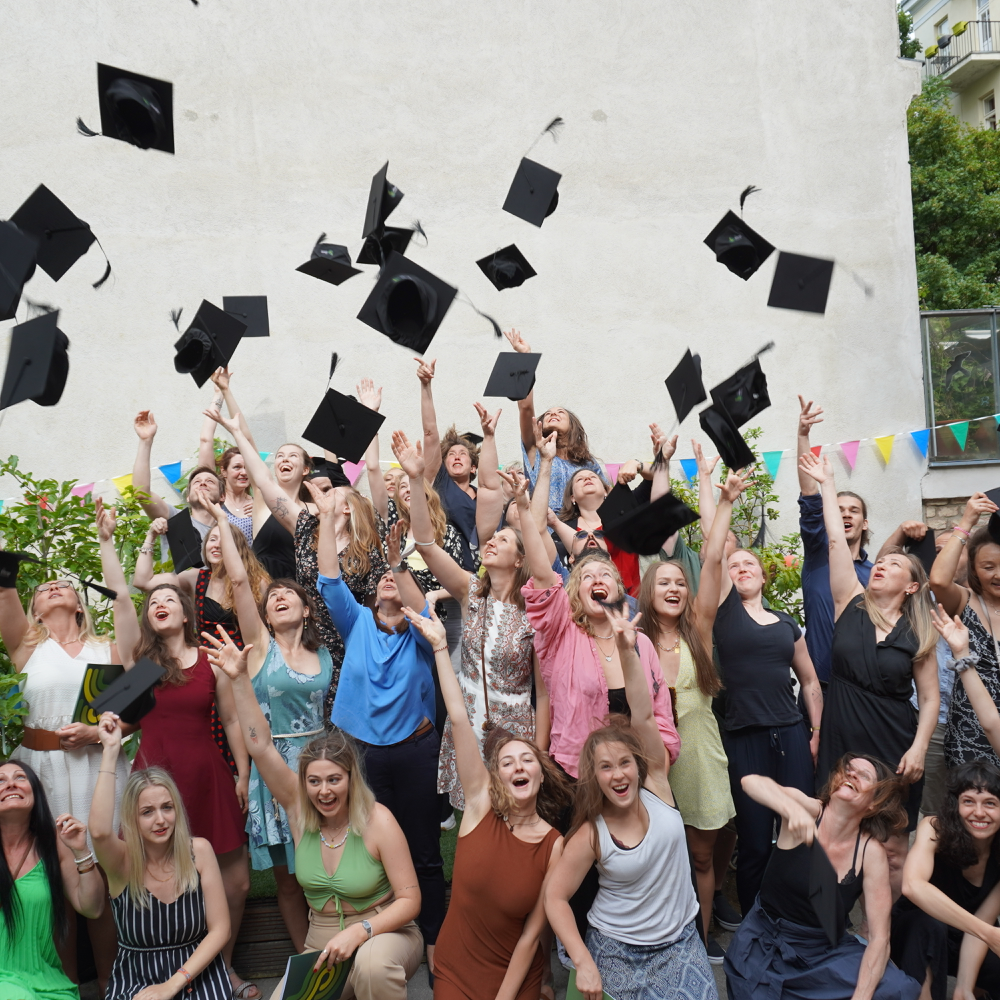 Studierende von modas bei der Diplomverleihung im Innenhof