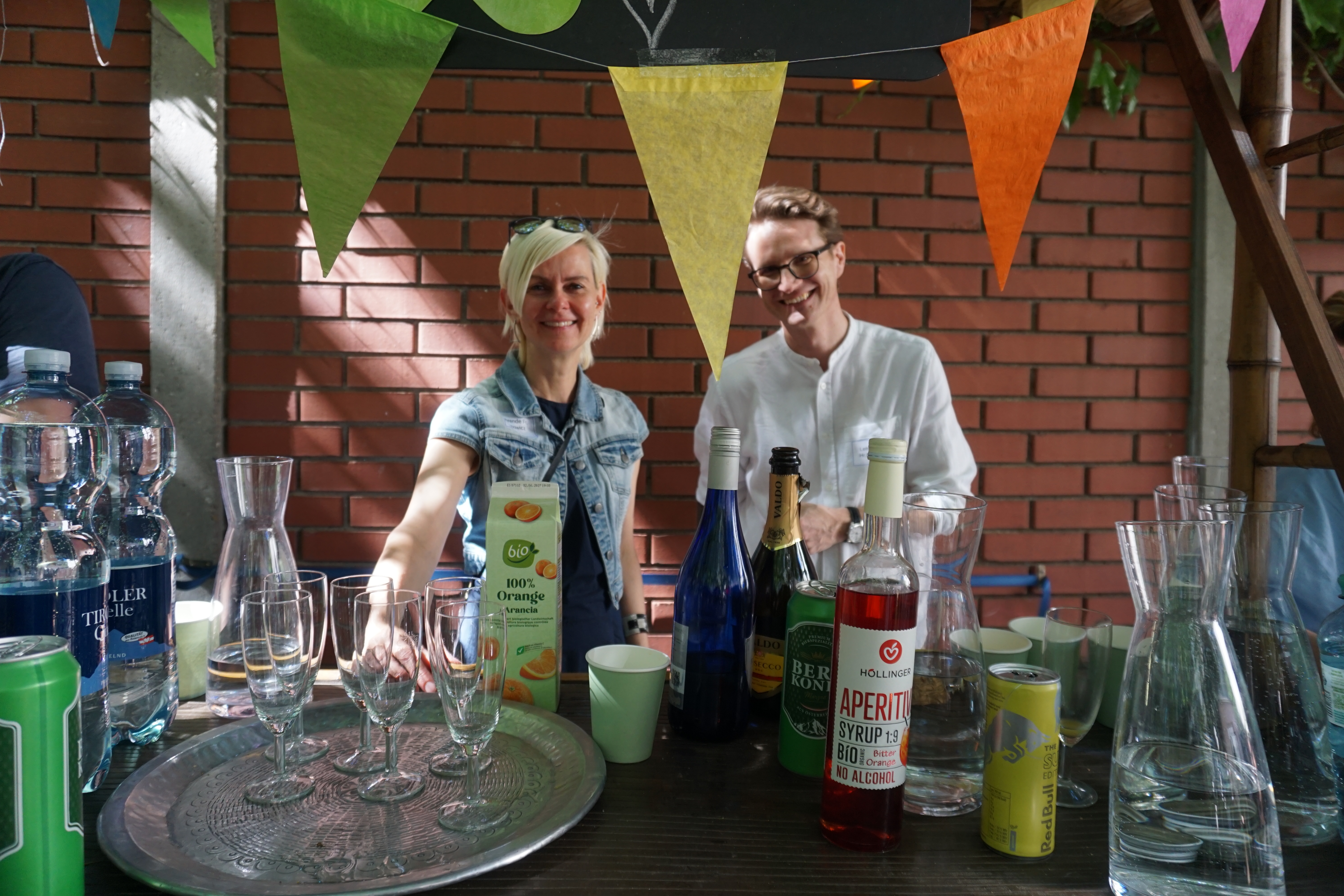 Studierende beim Sommerfest im Innenhof