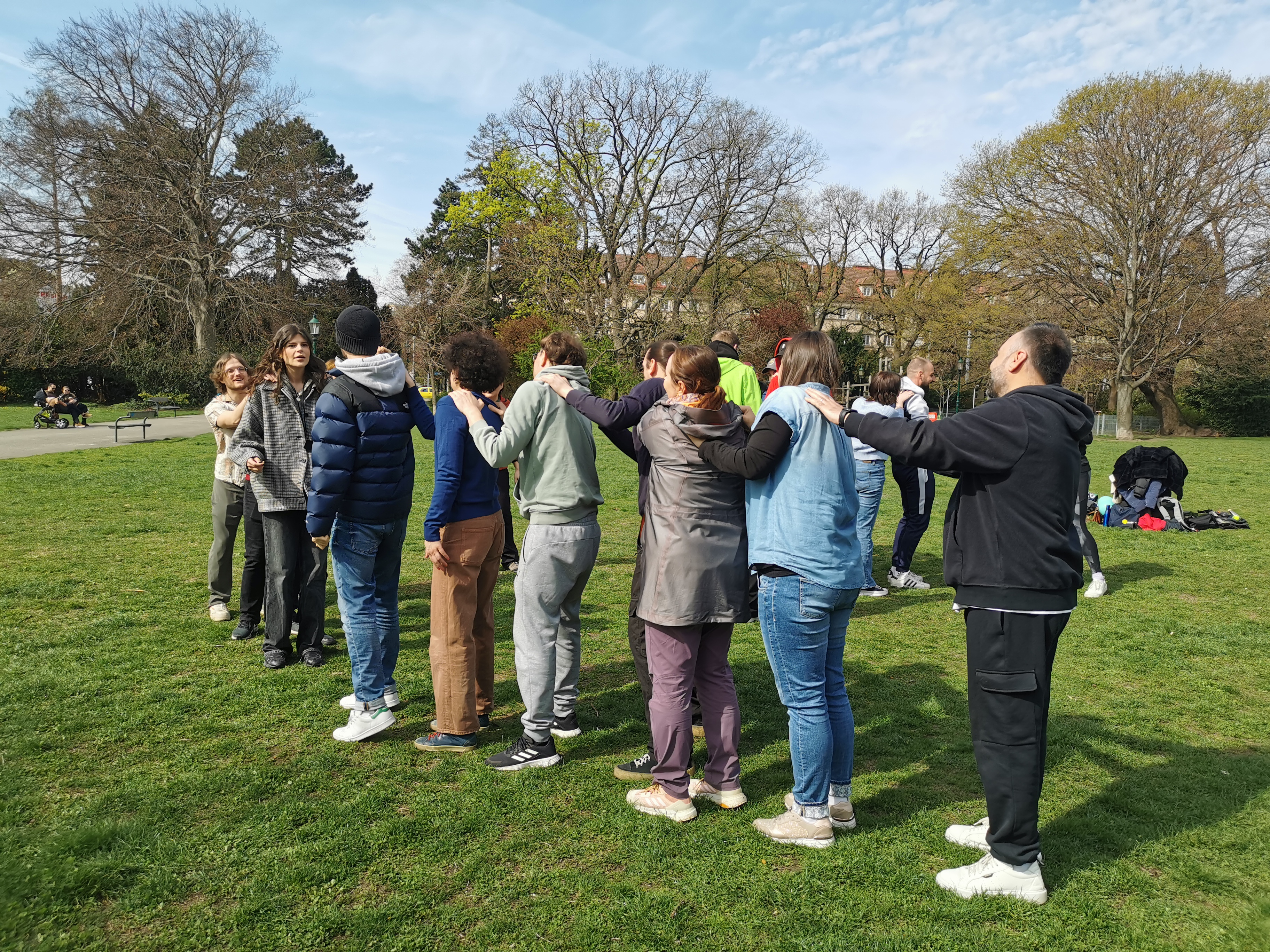 Studierende bei einer Gruppenübung im Park